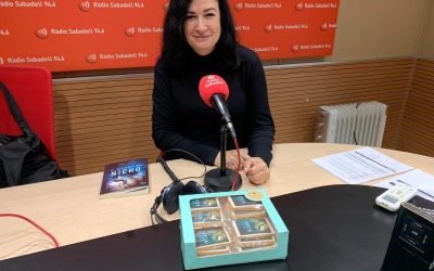 Ángeles Mañas, amb les galetes que ha creat de la portada del llibre | Mireia Sans